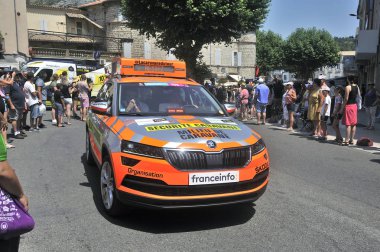 Kervan güvenlik bir reklam aracı geçişi 