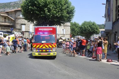 Karavanda itfaiye bir reklam araba geçişi 