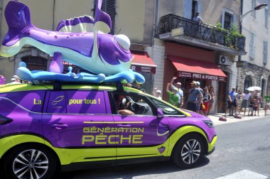 Carav nesil balıkçılık bir reklam araba Geçişi