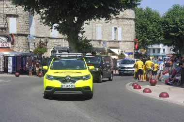 Karavanda teknik devriye bir reklam araba geçişi