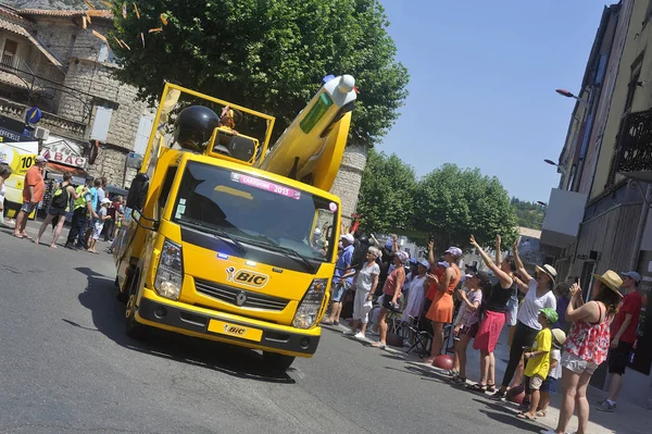 Passage d'une voiture publicitaire de Bic dans la caravane du Tour — Photo