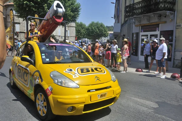 Passage of an advertising car of Bic in the caravan of the Tour — Stock Photo, Image