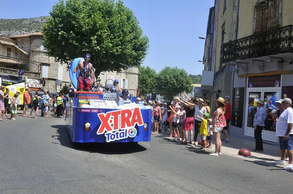 Passage of an advertising car of X.TRA total in the caravan of t — Stock Photo, Image