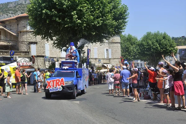 Passage d'une voiture publicitaire de X.TRA total dans la caravane de t — Photo