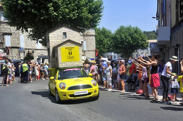 Passage of an advertising car of Logis in the caravan of the Tou — Stock Photo, Image