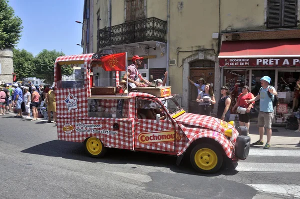 Kervan Cochonou bir reklam araba Geçişi — Stok fotoğraf