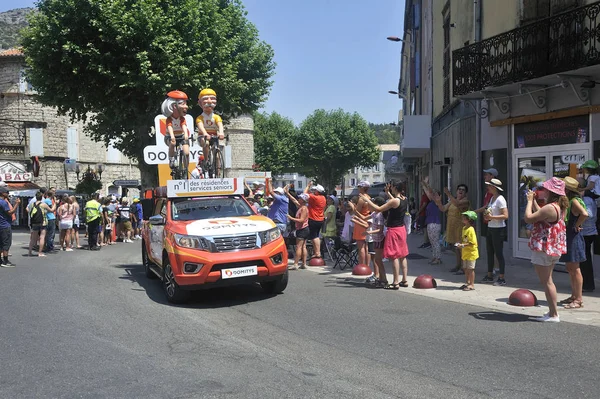 Passage d'une voiture publicitaire de Domitys dans la caravane du T — Photo