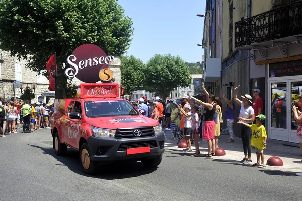 Passage d'une voiture publicitaire de Senseo dans la caravane du To — Photo