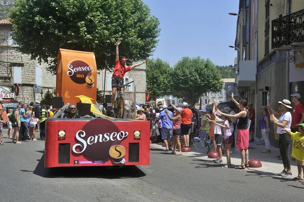 Passage of an advertising car of Senseo in the caravan of the To — Stock Photo, Image