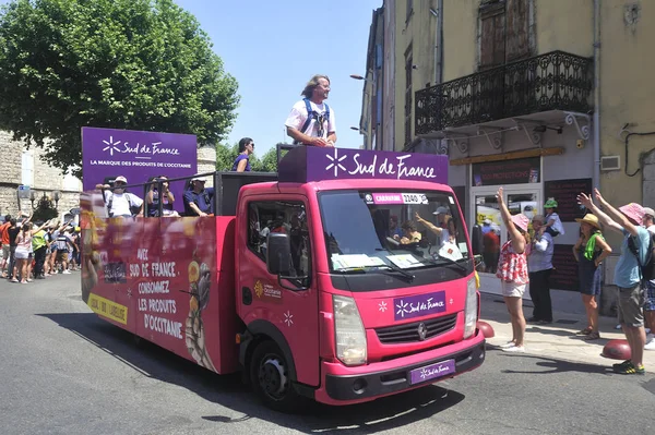 Passage d'une voiture publicitaire du sud de la France dans la caravane — Photo