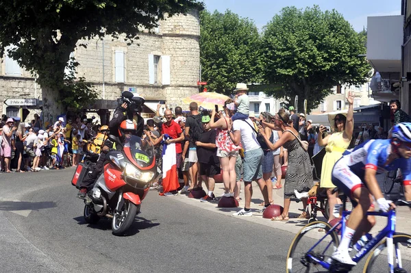 Pasaje de una moto publicitaria de France.TV deporte en el ca — Foto de Stock