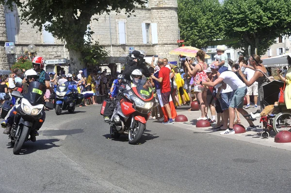 ツール・ド・フールのサイクリストへの支援車の通過 — ストック写真