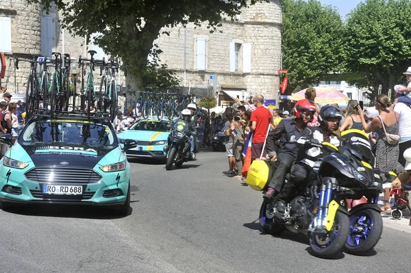 Πέρασμα των αυτοκινήτων βοήθειας στους ποδηλάτες του Tour de FR — Φωτογραφία Αρχείου