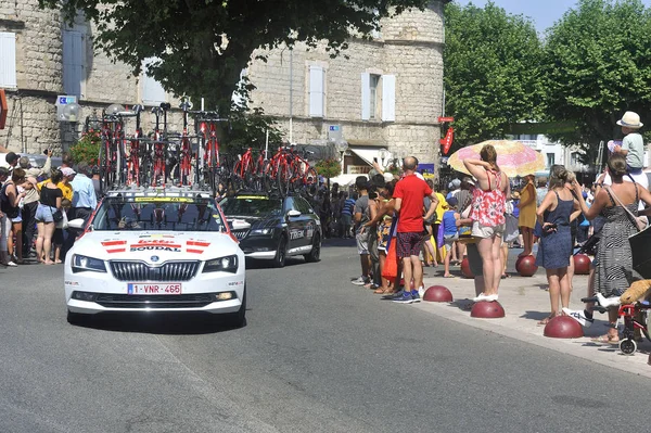 Pasaje de los coches de asistencia a los ciclistas del Tour de Fr — Foto de Stock