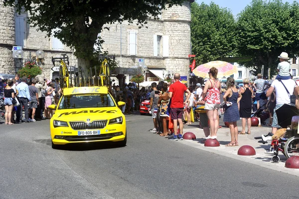 Passage of the assistance cars to the cyclists of the Tour de Fr — Stock Photo, Image