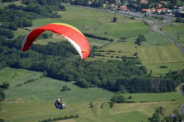 Puy de Dome volkanları üzerinde paraşütçüler uçuyor.