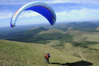 Paragliderler Puy de Dome 'un zirvesinde kalkışa hazırlanıyorlar.