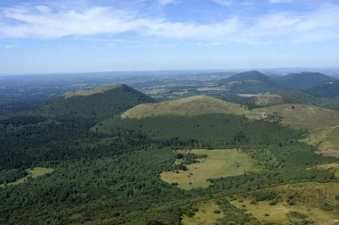 Auvergne volkanlarının panoramik manzarası