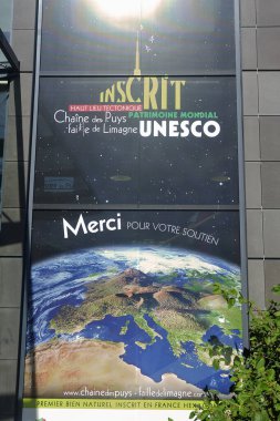 İstasyonun ön cephesinde büyük bir poster var.