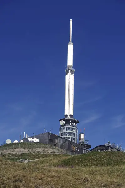 Puy Dome Volkanının Zirvesinde Gözlemevi Antenler — Stok fotoğraf