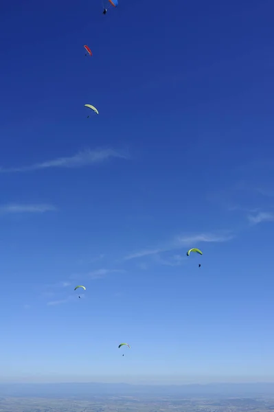 Paragliders in full flight over volcanoes of Puy de Dome — Stock Photo, Image
