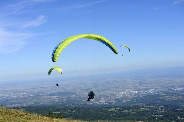 Gleitschirme im Vollflug über Vulkanen des Puy de Dome — Stockfoto