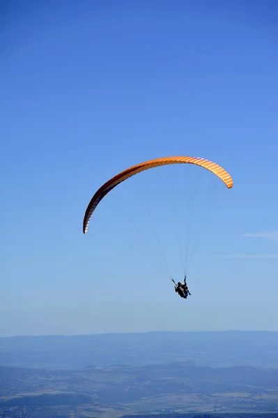 Gleitschirme im Vollflug über Vulkanen des Puy de Dome — Stockfoto