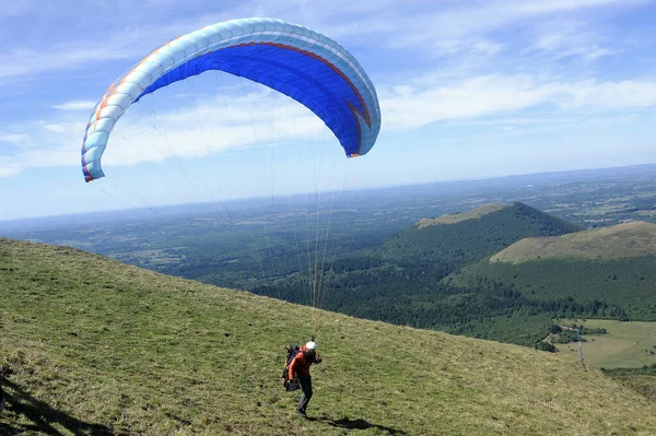 Gleitschirmflieger bereiten sich auf den Start am Gipfel des Puy de Dome vor — Stockfoto