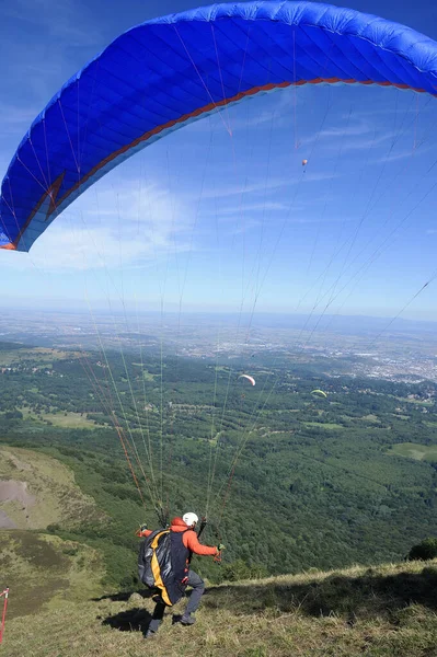 Gleitschirmflieger bereiten sich auf den Start am Gipfel des Puy de Dome vor — Stockfoto