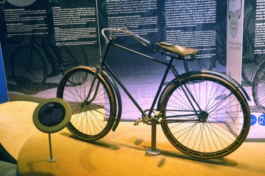 Lastikler patladığında ilk kez donatılmış eski bir bisiklet.