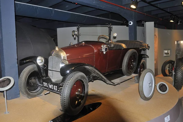 Old car equipped for the first time at the time of tires exposed — Stock Photo, Image