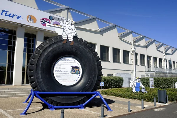Velká pneumatika důlního motoru vystavena u vchodu do Micheli — Stock fotografie