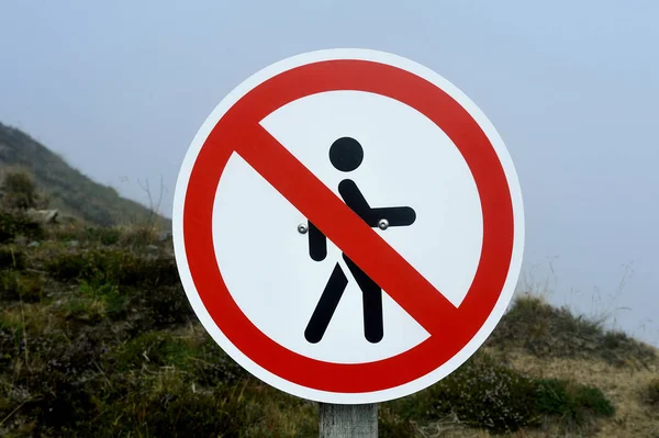 Este signo indica la prohibición de caminar peatones —  Fotos de Stock