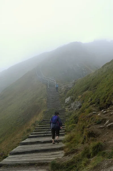 Een oudere vrouw gaat de trap op van Puy de Sancy — Stockfoto