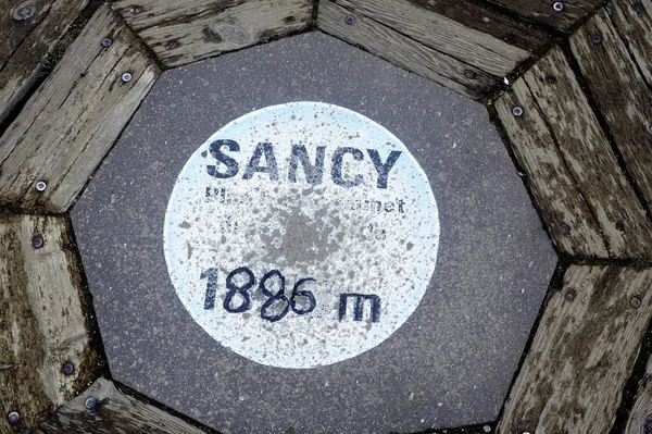 A pastilha que marca o cume de Puy de Sancy — Fotografia de Stock