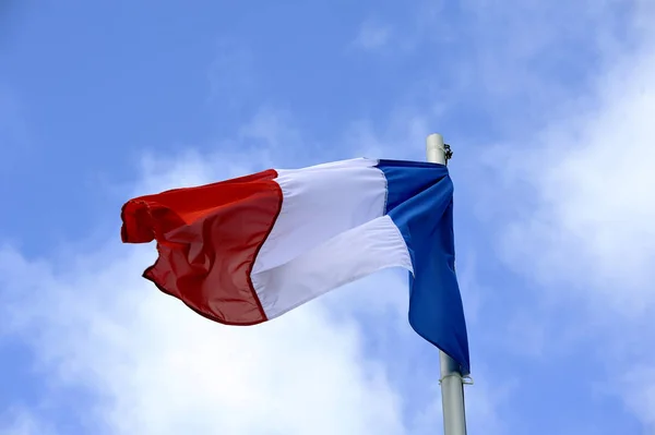 Den franska flaggan fladdrar i vinden — Stockfoto