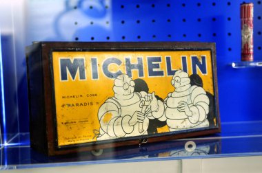 Marka müzesinde eski Michelin reklamları sergileniyor.