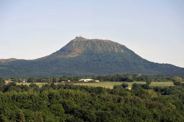 The Volcano Puy de Dome seen from the valley and recognizable wi — ストック写真