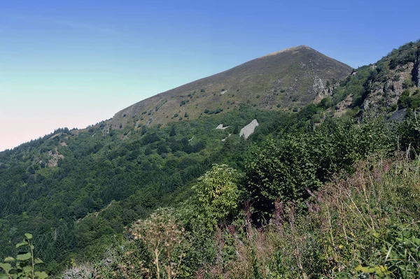 Auvergne landschap van tegelrotsen en sanadoire in overzicht — Stockfoto