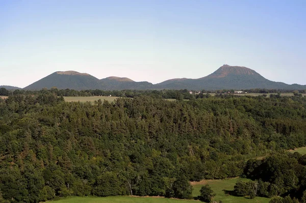 O vulcão Puy de Dome visto do vale e reconhecível wi Imagens De Bancos De Imagens Sem Royalties