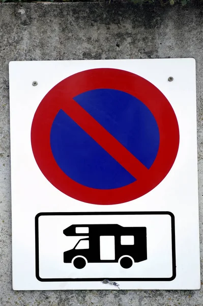 Schild, das das Parken von Wohnmobilen verbietet — Stockfoto