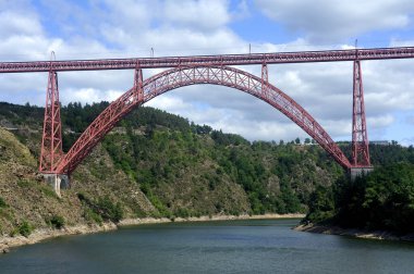 Garabit 'in Truyere Nehri' ni kaplayan viyadük.