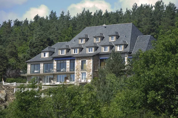 프랑스의 언덕 꼭대기에 있는 호텔 식당의 정면 — 스톡 사진
