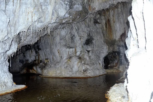 Petrifying fountain of Saint-Nectaire or the art of limestone de — Stock Photo, Image