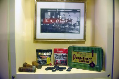 Uzes 'deki Haribo müzesindeki eski meyan kökü şekerlemeleri.