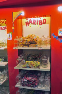 Uzes 'teki Haribo mağazasının içi ve rafları.