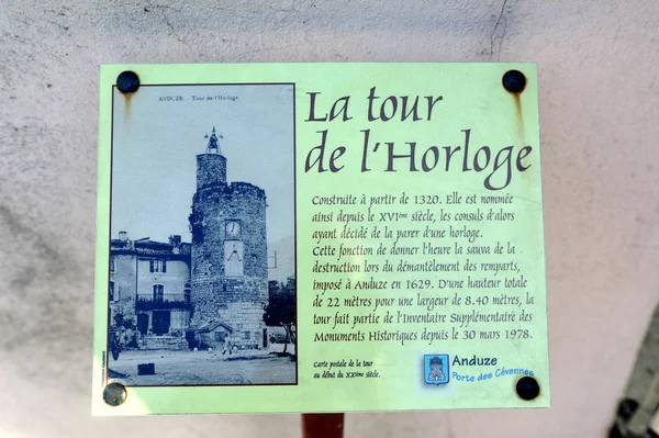 Explanatory plaque of the history of the Anduze clock tower — Stockfoto