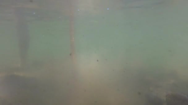 creuseur creuse dans la rivière sous-marine 