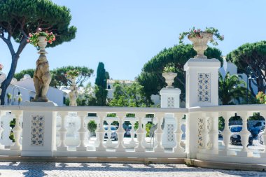 Güzel heykeller (temiz su su, izometrik görünümü bir çeşme, beyaz sıçramalarına gelen akarsuyun havzası içinde su çeşmeleri)