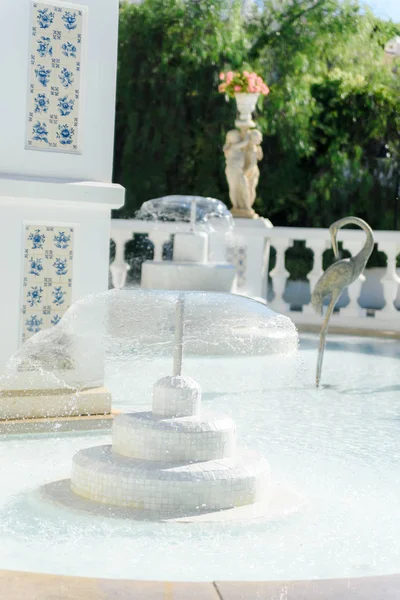 Wasserfontänen Becken Mit Schönen Statuen Klares Wasser Aus Einem Brunnen — Stockfoto